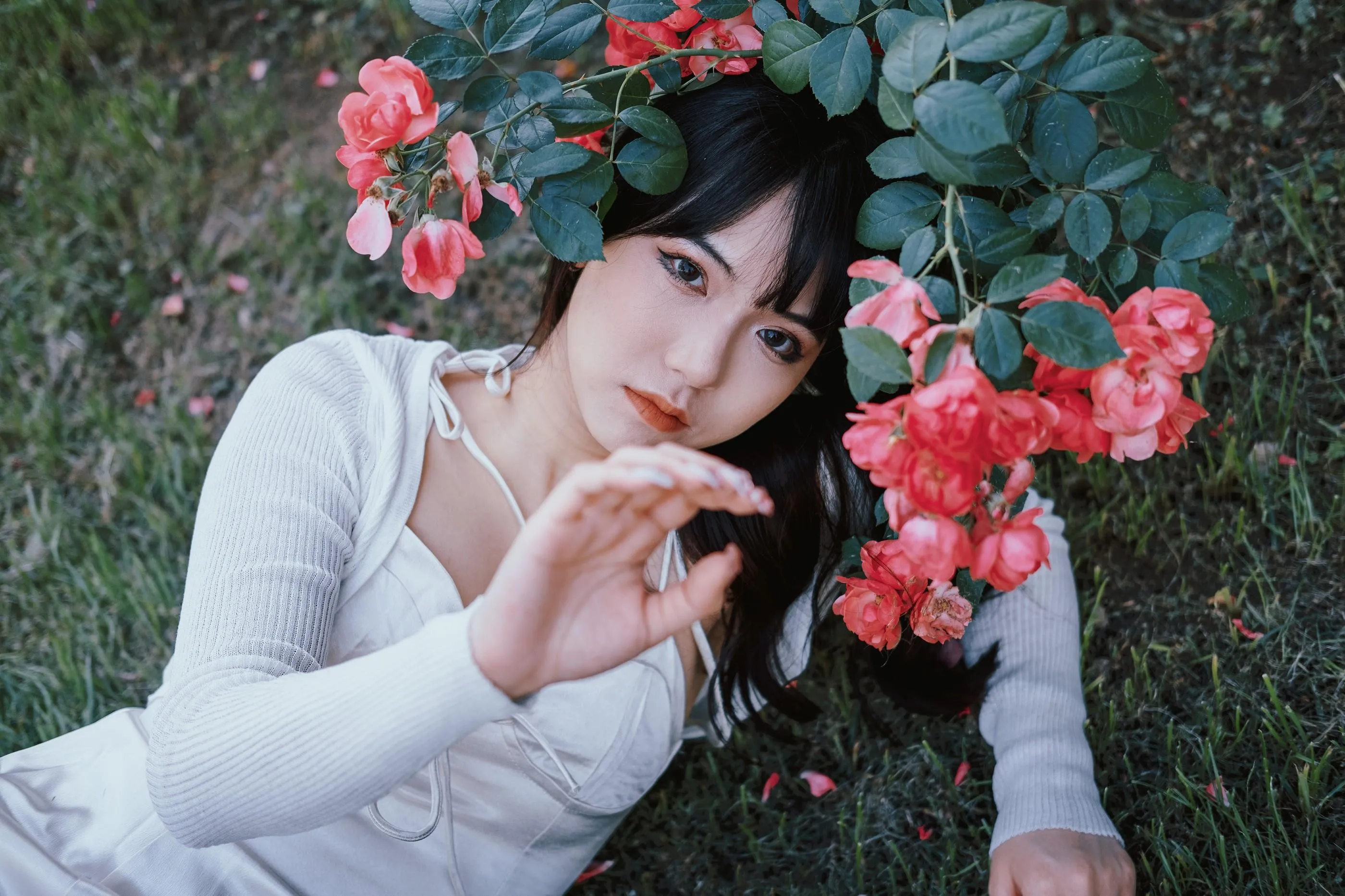 [艺图语] 2022.06.10 蔷薇花下 依依 [25P]插图9